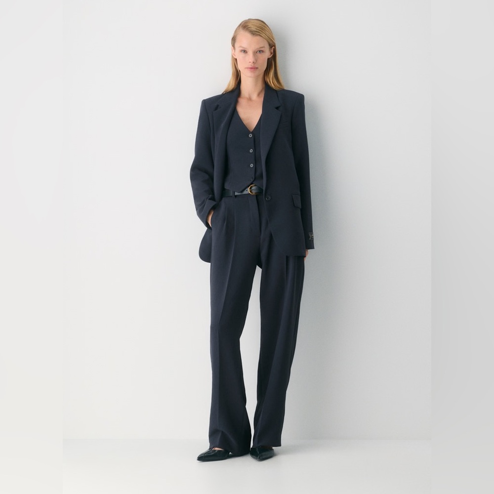 Aritzia Effortless Pant in Dark Night Navy